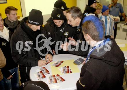 Fussball. OEFB Cup. VSV gegen Austria Wien. VSV Eishockeyspieler schreiben Autogramme. Daniel Nageler, Nikolaus Hartl. Villach, 31.10.2012. 
Foto: Kuess

---
pressefotos, pressefotografie, kuess, qs, qspictures, sport, bild, bilder, bilddatenbank