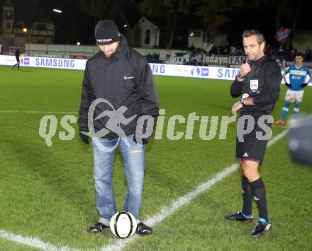 Fussball. OEFB Cup. VSV gegen Austria Wien. Michael Grabner, Schiedsrichter Rene Eisner. Villach, 31.10.2012. 
Foto: Kuess

---
pressefotos, pressefotografie, kuess, qs, qspictures, sport, bild, bilder, bilddatenbank