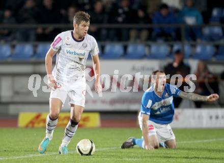 Fussball. OEFB Cup. VSV gegen Austria Wien. Rok Pavlicic, (VSV), Alexander Gruenwald (Austria Wien).. Villach, 31.10.2012. 
Foto: Kuess

---
pressefotos, pressefotografie, kuess, qs, qspictures, sport, bild, bilder, bilddatenbank