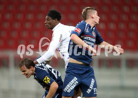 Fussball Regionalliga. SK Austria Klagenfurt gegen Kalsdorf. Eric Akoto,  (Klagenfurt), Markus Gsellmann, Tadej Trdina (Kalsdorf). Klagenfurt, 3.11.2012.
Foto: Kuess
---
pressefotos, pressefotografie, kuess, qs, qspictures, sport, bild, bilder, bilddatenbank