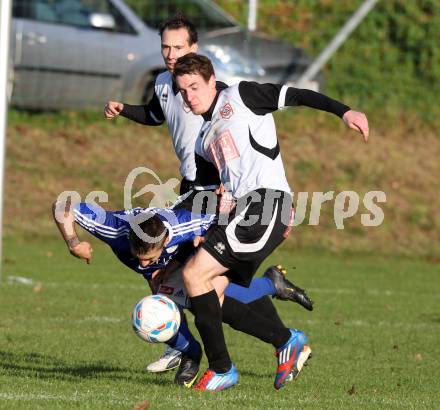 Fussball Kaerntner Liga. Maria Saal gegen Treibach. Michael Harder, Martin Rauter Rauter, (Maria Saal), Angelov Yosifov Svetlozar (Treibach). Maria Saal, 3.11.2012.
Foto: kuess
---
pressefotos, pressefotografie, kuess, qs, qspictures, sport, bild, bilder, bilddatenbank