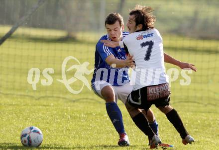 Fussball Kaerntner Liga. Maria Saal gegen Treibach. Krenn Roland, (Maria Saal),Julian Huebl  (Treibach). Maria Saal, 3.11.2012.
Foto: kuess
---
pressefotos, pressefotografie, kuess, qs, qspictures, sport, bild, bilder, bilddatenbank