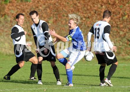 Fussball Kaerntner Liga. Maria Saal gegen Treibach. Lucian Florin Orga, Martin Rauter Rauter, Michael Fick, (Maria Saal), Alexander Lessnigg (Treibach). Maria Saal, 3.11.2012.
Foto: kuess
---
pressefotos, pressefotografie, kuess, qs, qspictures, sport, bild, bilder, bilddatenbank