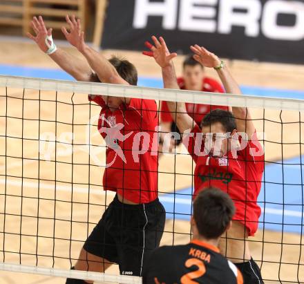 Volleyball BUndesliga. VBK Woerthersee Loewen gegen VC Amstetten. Tobias Koraimann, Jan Dumek (Woerthersee Loewen). KLagenfurt, am 4.11.2012.
Foto: Kuess
---
pressefotos, pressefotografie, kuess, qs, qspictures, sport, bild, bilder, bilddatenbank