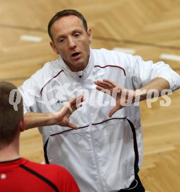 Volleyball BUndesliga. VBK Woerthersee Loewen gegen VC Amstetten. Co-Trainer Giovanni Tarantini (Woerthersee Loewen). KLagenfurt, am 4.11.2012.
Foto: Kuess
---
pressefotos, pressefotografie, kuess, qs, qspictures, sport, bild, bilder, bilddatenbank