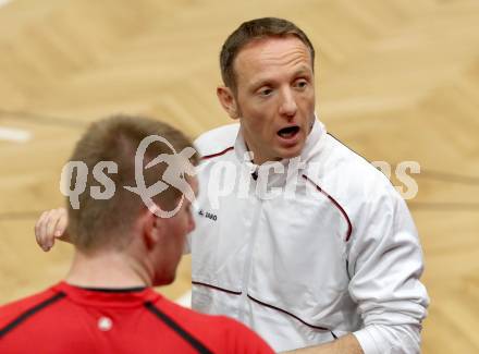 Volleyball BUndesliga. VBK Woerthersee Loewen gegen VC Amstetten. Trainer Giovanni Tarantini  (Woerthersee Loewen). KLagenfurt, am 4.11.2012.
Foto: Kuess
---
pressefotos, pressefotografie, kuess, qs, qspictures, sport, bild, bilder, bilddatenbank