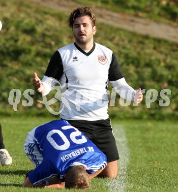 Fussball Kaerntner Liga. Maria Saal gegen Treibach. Nikola Andrijevic, (Maria Saal), Christoph Lintschinger  (Treibach). Maria Saal, 3.11.2012.
Foto: kuess
---
pressefotos, pressefotografie, kuess, qs, qspictures, sport, bild, bilder, bilddatenbank