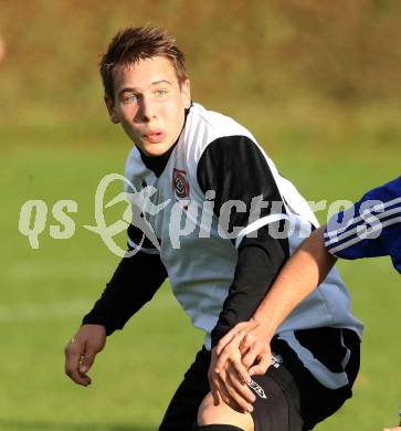 Fussball Kaerntner Liga. Maria Saal gegen Treibach. Andreas Schritliser (Maria Saal). Maria Saal, 3.11.2012.
Foto: kuess
---
pressefotos, pressefotografie, kuess, qs, qspictures, sport, bild, bilder, bilddatenbank