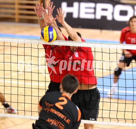 Volleyball BUndesliga. VBK Woerthersee Loewen gegen VC Amstetten. Tobias Koraimann, Simon Fruehbauer (Woerthersee Loewen). KLagenfurt, am 4.11.2012.
Foto: Kuess
---
pressefotos, pressefotografie, kuess, qs, qspictures, sport, bild, bilder, bilddatenbank