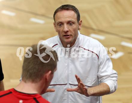 Volleyball BUndesliga. VBK Woerthersee Loewen gegen VC Amstetten. Co-Trainer Giovanni Tarantini (Woerthersee Loewen). KLagenfurt, am 4.11.2012.
Foto: Kuess
---
pressefotos, pressefotografie, kuess, qs, qspictures, sport, bild, bilder, bilddatenbank