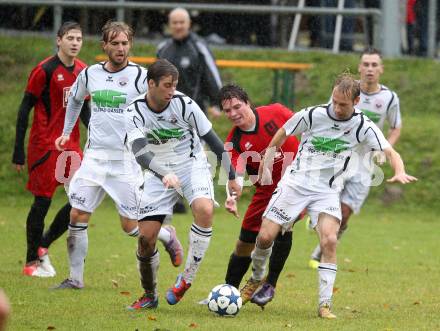 Fussball Unterliga Ost. Ludmannsdorf gegen Liebenfels. Stefan Kalt, Christian Glantschnig,  (Ludmannsdorf), Daniel Strutzmann (Liebenfels). Ludmannsdorf, am 11.11.2012.
Foto: Kuess
---
pressefotos, pressefotografie, kuess, qs, qspictures, sport, bild, bilder, bilddatenbank