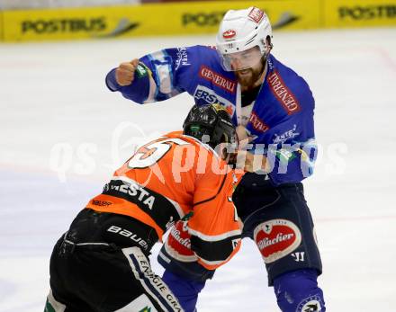 EBEL. Eishockey Bundesliga. EC VSV gegen Moser Medical Graz 99ers.  Rauferei, Schlaegerei, Brad Cole, (VSV), Matthias Iberer (Graz). Villach, am 14.11.2012.
Foto: Kuess 


---
pressefotos, pressefotografie, kuess, qs, qspictures, sport, bild, bilder, bilddatenbank