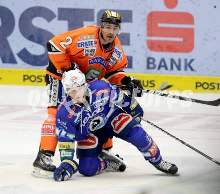 EBEL. Eishockey Bundesliga. EC VSV gegen Moser Medical Graz 99ers.  John Hughes, (VSV), Rodney Coleman Jarrett  (Graz). Villach, am 14.11.2012.
Foto: Kuess 


---
pressefotos, pressefotografie, kuess, qs, qspictures, sport, bild, bilder, bilddatenbank