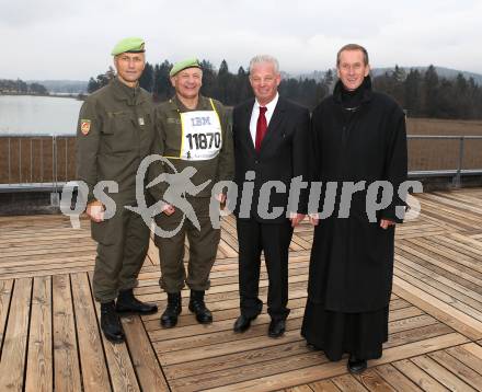 Verabschiedung Joe Tiger Pachler. Colonel Gerhard Eckelsberger, Militaerdekan Emmanuel Longin, Reinhard Tellian, Joe Tiger Pachler. Faaker See, 15.11.2012.
Foto: Kuess
---
pressefotos, pressefotografie, kuess, qs, qspictures, sport, bild, bilder, bilddatenbank