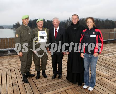 Verabschiedung Joe Tiger Pachler. Colonel Gerhard Eckelsberger, Militaerdekan Emmanuel Longin, Reinhard Tellian, Joe Tiger Pachler, Michaela Taupe-Traer. Faaker See, 15.11.2012.
Foto: Kuess
---
pressefotos, pressefotografie, kuess, qs, qspictures, sport, bild, bilder, bilddatenbank