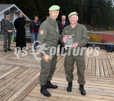 Verabschiedung Joe Tiger Pachler. Colonel Gerhard Eckelsberger, Joe Tiger Pachler. Faaker See, 15.11.2012.
Foto: Kuess
---
pressefotos, pressefotografie, kuess, qs, qspictures, sport, bild, bilder, bilddatenbank