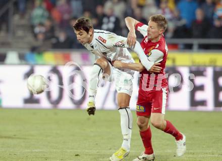 Fussball. Bundesliga. RZ Pellets WAC gegen FC Admira Wacker Moedling.  Mihret Topcagic, (WAC), Gernot Plassnegger  (Moedling). Wolfsberg, 17.11.2012.
Foto: Kuess

---
pressefotos, pressefotografie, kuess, qs, qspictures, sport, bild, bilder, bilddatenbank