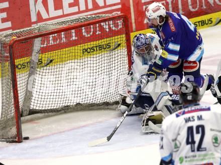 EBEL. Eishockey Bundesliga. EC VSV gegen SAPA Fehervar AV19.  Michael Grabner (VSV), Adam Munro (SAPA Fehervar). Villach, am 18.11.2012.
Foto: Kuess 


---
pressefotos, pressefotografie, kuess, qs, qspictures, sport, bild, bilder, bilddatenbank