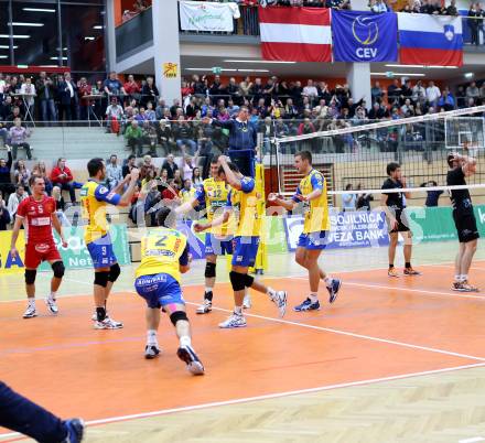 Volleyball. CEV-Cup. Aich/Dob gegen Calcit Kamnik. Jubel  (Aich/Dob). Bleiburg, 21.11.2012.
Foto: Kuess

---
pressefotos, pressefotografie, kuess, qs, qspictures, sport, bild, bilder, bilddatenbank