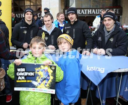 EBEL. Eishockey Bundesliga. Autogrammstunde, Kalender Praesentation VSV. Stefan Bacher, Jean Philippe Lamoureux, Benjamin Petrik, Marius Goehringer. Villach, am 24.11.2012.
Foto: Kuess
---
pressefotos, pressefotografie, kuess, qs, qspictures, sport, bild, bilder, bilddatenbank