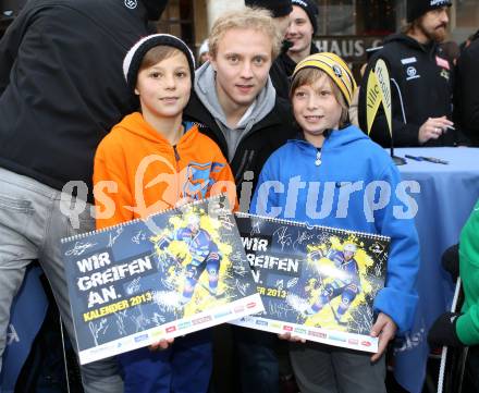 EBEL. Eishockey Bundesliga. Autogrammstunde, Kalender Praesentation VSV. Antti Pusa, Fans. Villach, am 24.11.2012.
Foto: Kuess
---
pressefotos, pressefotografie, kuess, qs, qspictures, sport, bild, bilder, bilddatenbank