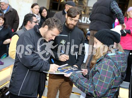 EBEL. Eishockey Bundesliga. Autogrammstunde, Kalender Praesentation VSV. John Hughes, Brad Cole. Villach, am 24.11.2012.
Foto: Kuess
---
pressefotos, pressefotografie, kuess, qs, qspictures, sport, bild, bilder, bilddatenbank