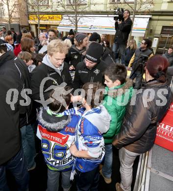 EBEL. Eishockey Bundesliga. Autogrammstunde, Kalender Praesentation VSV. Antti Pusa, Marco Pewal, Fans. Villach, am 24.11.2012.
Foto: Kuess
---
pressefotos, pressefotografie, kuess, qs, qspictures, sport, bild, bilder, bilddatenbank