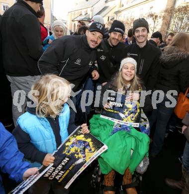 EBEL. Eishockey Bundesliga. Autogrammstunde, Kalender Praesentation VSV. Gerhard Unterluggauer, Derek Damon, Derek Ryan. Villach, am 24.11.2012.
Foto: Kuess
---
pressefotos, pressefotografie, kuess, qs, qspictures, sport, bild, bilder, bilddatenbank