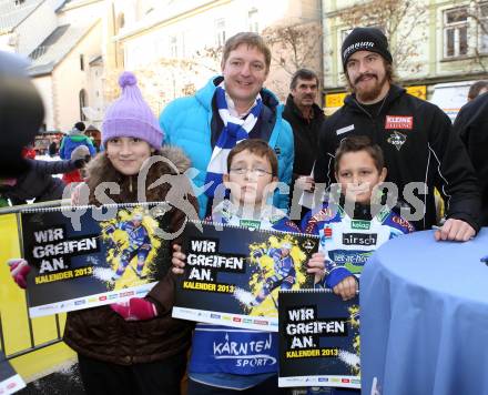 EBEL. Eishockey Bundesliga. Autogrammstunde, Kalender Praesentation VSV. Michael Grabner, Fans. Villach, am 24.11.2012.
Foto: Kuess
---
pressefotos, pressefotografie, kuess, qs, qspictures, sport, bild, bilder, bilddatenbank