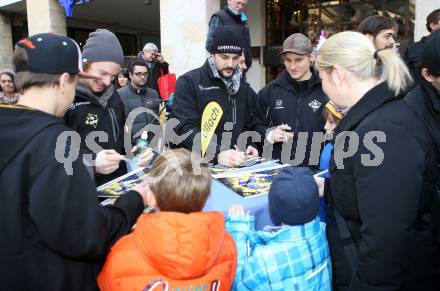 EBEL. Eishockey Bundesliga. Autogrammstunde, Kalender Praesentation VSV. Andreas Wiedergut, Scott Hotham, Daniel Nageler. Villach, am 24.11.2012.
Foto: Kuess
---
pressefotos, pressefotografie, kuess, qs, qspictures, sport, bild, bilder, bilddatenbank