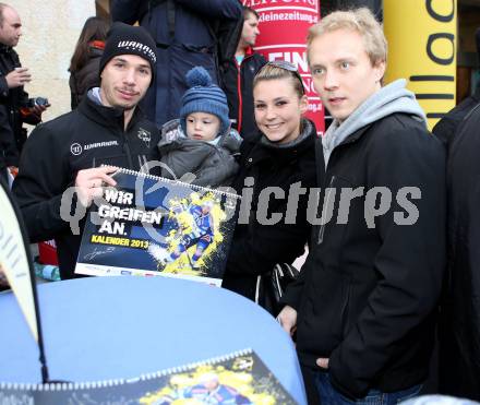 EBEL. Eishockey Bundesliga. Autogrammstunde, Kalender Praesentation VSV. Marco Pewal, Antti Pusa. Villach, am 24.11.2012.
Foto: Kuess
---
pressefotos, pressefotografie, kuess, qs, qspictures, sport, bild, bilder, bilddatenbank