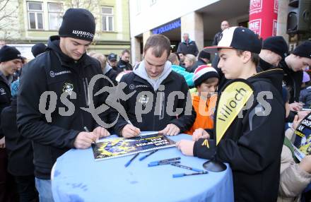 EBEL. Eishockey Bundesliga. Autogrammstunde, Kalender Praesentation VSV. Stefan Bacher, Jean-Philippe Lamoureux. Villach, am 24.11.2012.
Foto: Kuess
---
pressefotos, pressefotografie, kuess, qs, qspictures, sport, bild, bilder, bilddatenbank