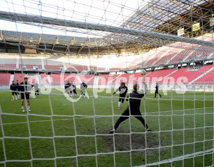 Fussball. Bundesliga. RZ Pellets WAC. Training im Woethersee Stadion Klagenfurt. Klagenfurt, 26.11.2012.
Foto: kuess
---
pressefotos, pressefotografie, kuess, qs, qspictures, sport, bild, bilder, bilddatenbank