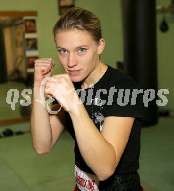 Kickboxen. Thaiboxen. Patrizia Pulling. Klagenfurt, 19.11.2012.
Foto: Kuess
---
pressefotos, pressefotografie, kuess, qs, qspictures, sport, bild, bilder, bilddatenbank