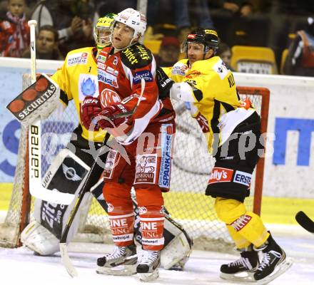 EBEL. Eishockey Bundesliga. EC KAC gegen UPC Vienna Capitals. John Lammers,  (KAC), Sven Klimbacher  (Vienna). Klagenfurt, am 2.12.2012.
Foto: Kuess 


---
pressefotos, pressefotografie, kuess, qs, qspictures, sport, bild, bilder, bilddatenbank