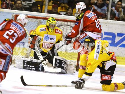 EBEL. Eishockey Bundesliga. EC KAC gegen UPC Vienna Capitals. David Schuller,  (KAC), Matthew Zaba  (Vienna). Klagenfurt, am 2.12.2012.
Foto: Kuess 


---
pressefotos, pressefotografie, kuess, qs, qspictures, sport, bild, bilder, bilddatenbank