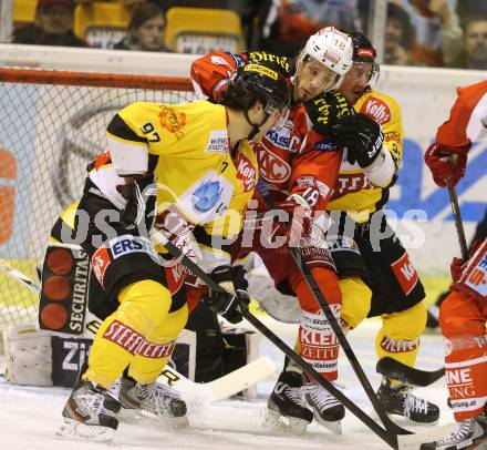 EBEL. Eishockey Bundesliga. EC KAC gegen UPC Vienna Capitals.  Thomas Koch,  (KAC), Joshua Soares (Vienna). Klagenfurt, am 2.12.2012.
Foto: Kuess 


---
pressefotos, pressefotografie, kuess, qs, qspictures, sport, bild, bilder, bilddatenbank