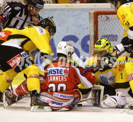 EBEL. Eishockey Bundesliga. EC KAC gegen UPC Vienna Capitals. John Lammers,   (KAC), Matthew Zaba (Vienna). Klagenfurt, am 2.12.2012.
Foto: Kuess 


---
pressefotos, pressefotografie, kuess, qs, qspictures, sport, bild, bilder, bilddatenbank