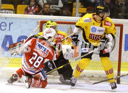 EBEL. Eishockey Bundesliga. EC KAC gegen UPC Vienna Capitals. Martin Schumnig,  (KAC), Matthew Zaba, Philippe Lakos  (Vienna). Klagenfurt, am 2.12.2012.
Foto: Kuess 


---
pressefotos, pressefotografie, kuess, qs, qspictures, sport, bild, bilder, bilddatenbank