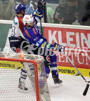 EBEL. Eishockey Bundesliga. EC VSV gegen KHL Medvescak Zagreb. Mario Altmann,  (VSV), Nathan Perkovich (Zagreb). Villach, am 2.12.2012.
Foto: Kuess 


---
pressefotos, pressefotografie, kuess, qs, qspictures, sport, bild, bilder, bilddatenbank