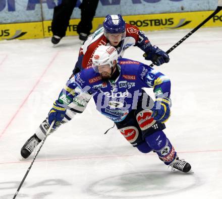 EBEL. Eishockey Bundesliga. EC VSV gegen KHL Medvescak Zagreb. Markus Peintner, (VSV), Adam Miller  (Zagreb). Villach, am 2.12.2012.
Foto: Kuess 


---
pressefotos, pressefotografie, kuess, qs, qspictures, sport, bild, bilder, bilddatenbank