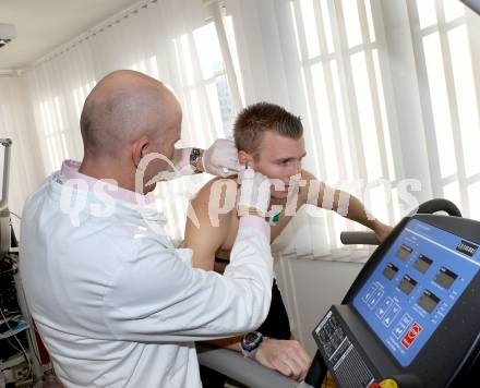 Fussball. Bundesliga. WAC. Institut fÃ¼r Sportmedizin. Laktattest. Walter Reichel,  Manuel Kerhe. Klagenfurt, 3.12.2012.
Foto: Kuess
---
pressefotos, pressefotografie, kuess, qs, qspictures, sport, bild, bilder, bilddatenbank