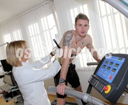 Fussball. Bundesliga. WAC. Institut fÃ¼r Sportmedizin. Laktattest. Johanna Worku, Michael Sollbauer. Klagenfurt, 3.12.2012.
Foto: Kuess
---
pressefotos, pressefotografie, kuess, qs, qspictures, sport, bild, bilder, bilddatenbank