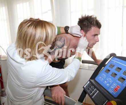 Fussball. Bundesliga. WAC. Institut fÃ¼r Sportmedizin. Laktattest. Johanna Worku, Michael Sollbauer. Klagenfurt, 3.12.2012.
Foto: Kuess
---
pressefotos, pressefotografie, kuess, qs, qspictures, sport, bild, bilder, bilddatenbank