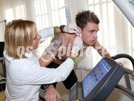 Fussball. Bundesliga. WAC. Institut fÃ¼r Sportmedizin. Laktattest. Johanna Worku, Michael Sollbauer. Klagenfurt, 3.12.2012.
Foto: Kuess
---
pressefotos, pressefotografie, kuess, qs, qspictures, sport, bild, bilder, bilddatenbank