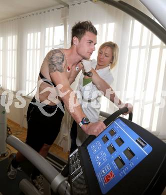 Fussball. Bundesliga. WAC. Institut fÃ¼r Sportmedizin. Laktattest. Johanna Worku, Michael Sollbauer. Klagenfurt, 3.12.2012.
Foto: Kuess
---
pressefotos, pressefotografie, kuess, qs, qspictures, sport, bild, bilder, bilddatenbank