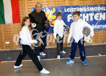 Fechten. FK Villach. Trainer Ferenc Hammang mit Nachwuchsfechtern. Villach, 24.10.2012.
Foto: Kuess
---
pressefotos, pressefotografie, kuess, qs, qspictures, sport, bild, bilder, bilddatenbank