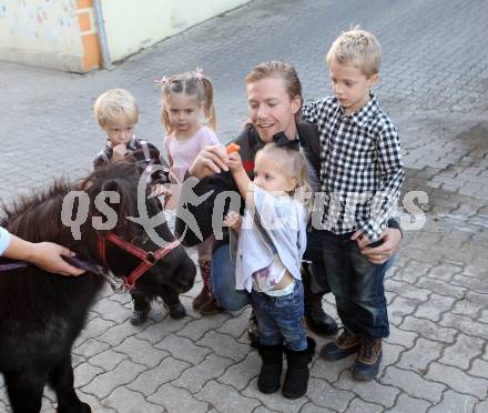 Eishockey. KAC. Lundmark Jamie mit Kindern Austin, Karter, Chloe, und Brinn-Leo (Tochter von Kirk Furey). Launsdorf, 8.10.2012.
Foto: Kuess
---
pressefotos, pressefotografie, kuess, qs, qspictures, sport, bild, bilder, bilddatenbank