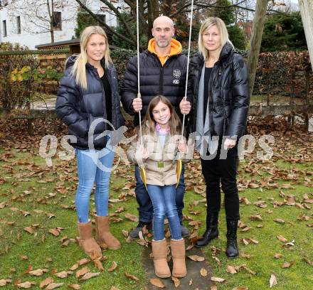 EBEL. Eishockey Bundesliga. KAC. Christer Olsson mit Ehefrau Anna und Toechter Eveline und Nellie. Krumpendorf, am 22.11.2012.
Foto: Kuess
---
pressefotos, pressefotografie, kuess, qs, qspictures, sport, bild, bilder, bilddatenbank