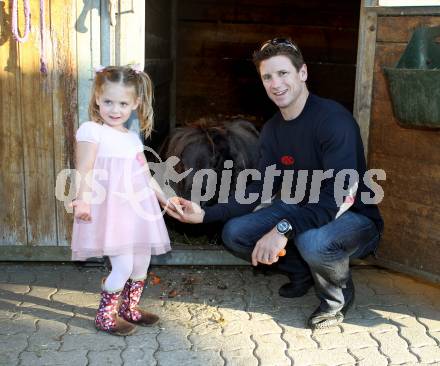 Eishockey. KAC. Kirk Furey mit Tochter Brinn-Leo. Launsdorf, 8.10.2012.
Foto: Kuess
---
pressefotos, pressefotografie, kuess, qs, qspictures, sport, bild, bilder, bilddatenbank